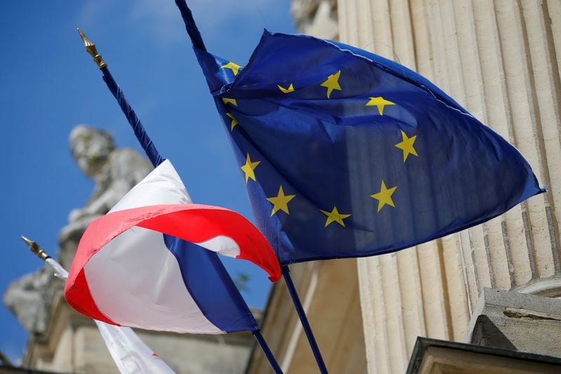 Banderas de Francia y la Unión Europea ondean en la fachada del ayuntamiento de Amiens, Francia. (REUTERS/Pascal Rossignol)