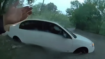 Rescatan a bebé de un auto arrastrado por la corriente en Texas: el video expone los peligros de conducir en carreteras durante inundaciones