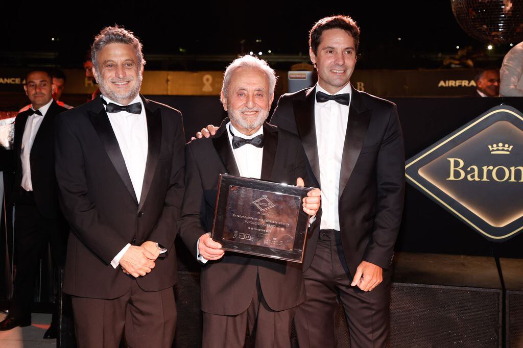 La Fundación Huésped recibió un reconocimiento especial por su labor durante la decimocuarta edición de una gala solidaria organizada por Baron B, realizada en el Hipódromo de Palermo, donde se recaudaron fondos destinados a sostener sus servicios gratuitos para miles de beneficiarios. El doctor Pedro Cahn, director científico, recibió el premio. Leandro Cahn, director ejecutivo de la Fundación, y Pablo Landaburu, director general de Mōet Hennessy Argentina, protagonizaron el emotivo momento