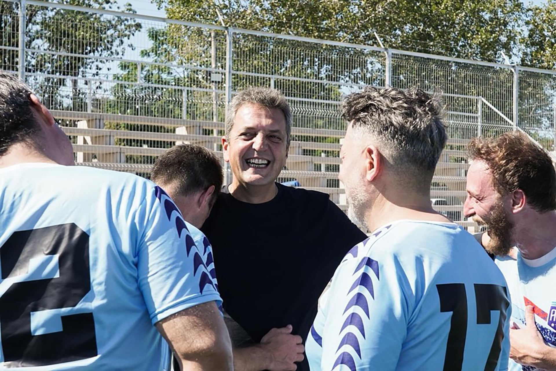Massa con intendentes de La Liga antes de un partido de fútbol que jugaron tiempo atrás en San Vicente