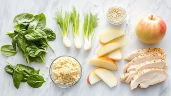 Ensalada fresca con manzanas picadas,