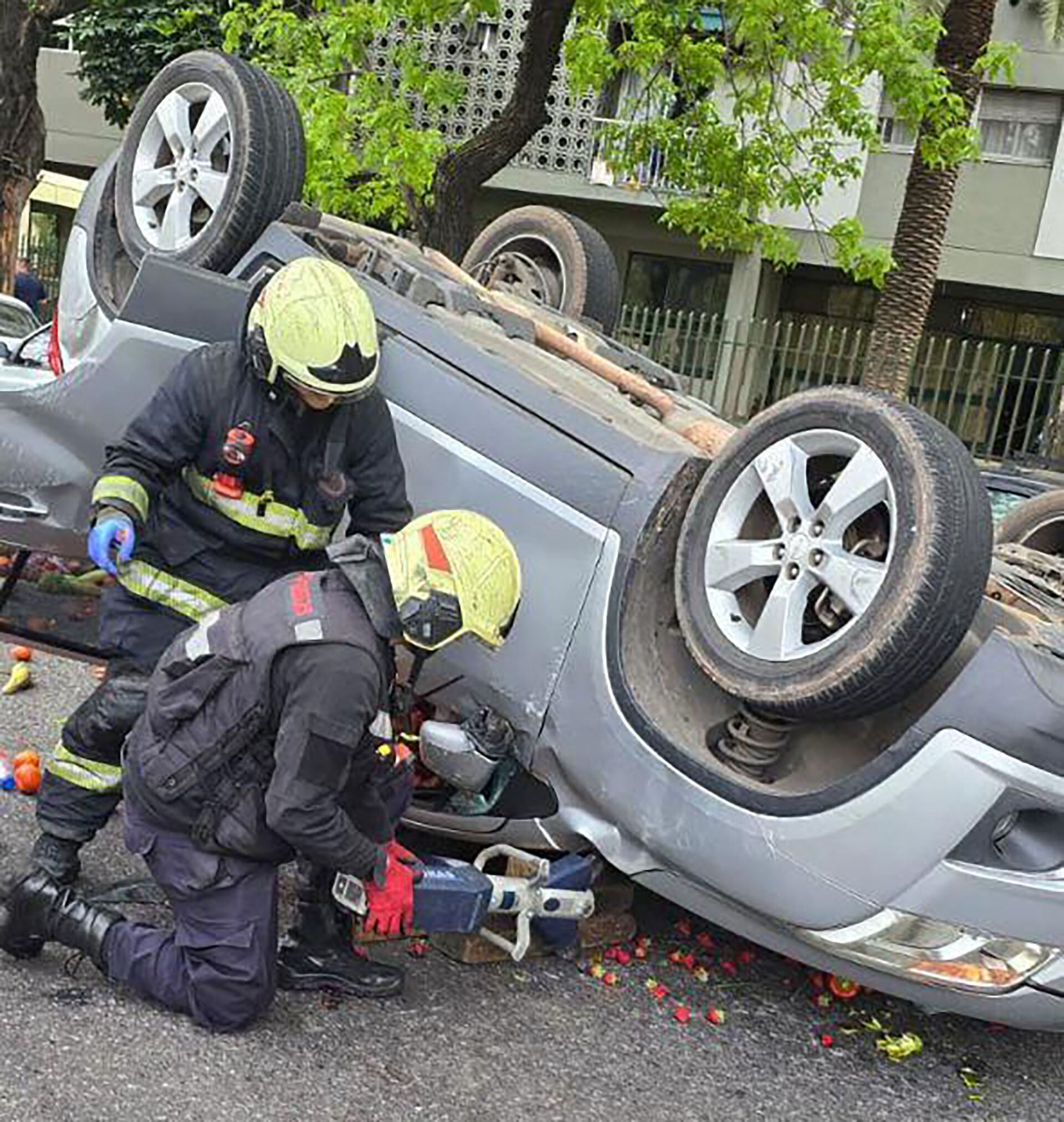 Los Bomberos acudieron al lugar para asistir al conductor
