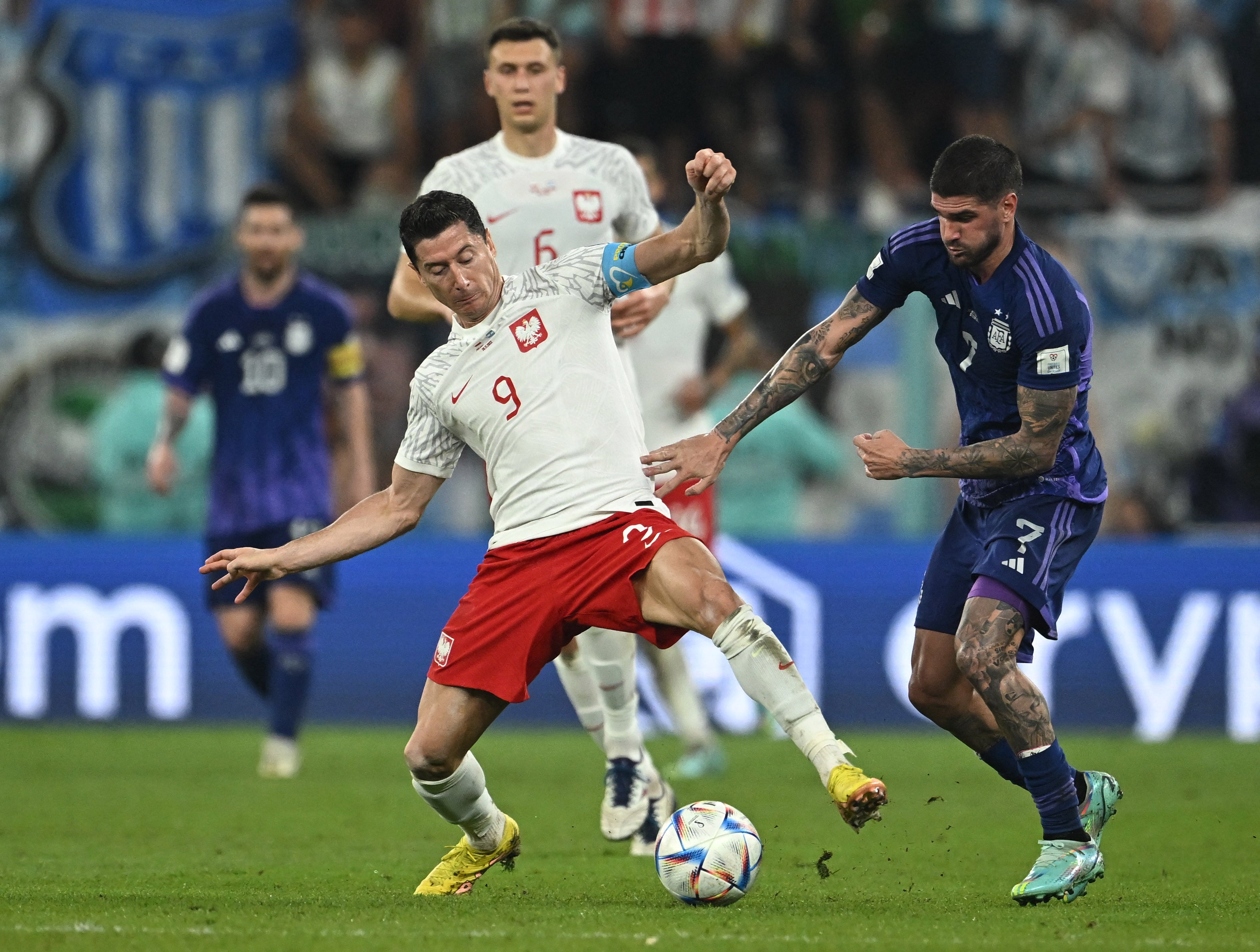 De Paul y Lewandowski tuvieron varios cruces a lo largo de sus carreras (REUTERS/Dylan Martinez)