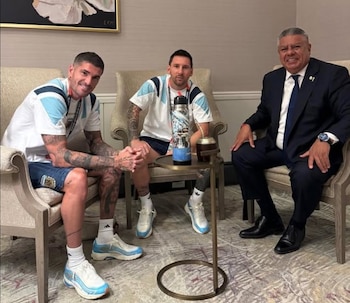 Cábal. Chiqui Tapia, con Messi y De Paul, antes del partido de Argentina