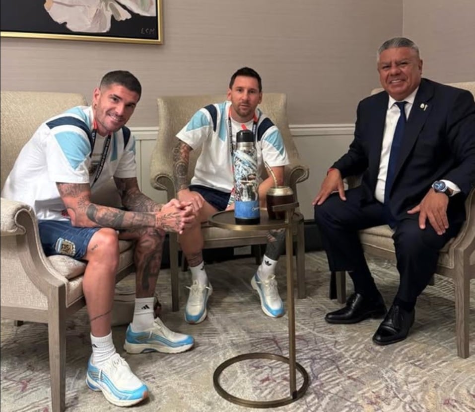Cábal. Chiqui Tapia, con Messi y De Paul, antes del partido de Argentina