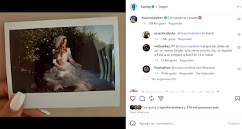 El atuendo de la artista estuvo compuesto por una falda de estilo velo, un top con mangas de malla y las uñas pintadas de blanco - crédito @karolg/Instagram