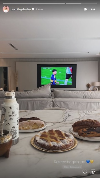 Camila Galante muestra la clásica mesa familiar con facturas y pantalla encendida como postal del apoyo a Boca Juniors durante el Superclásico