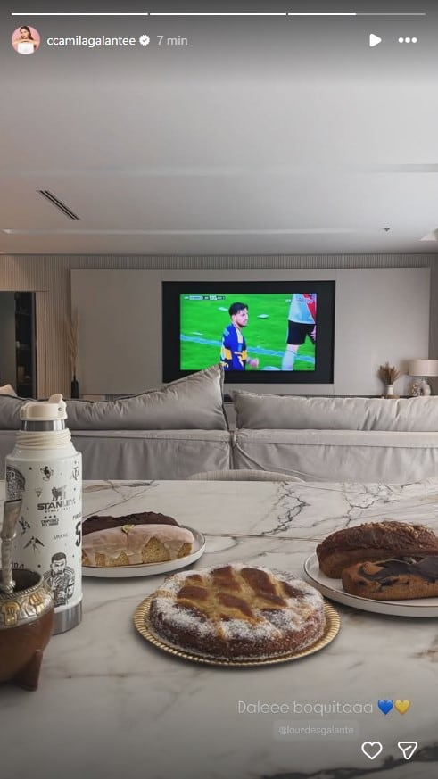 Camila Galante muestra la clásica mesa familiar con facturas y pantalla encendida como postal del apoyo a Boca Juniors durante el Superclásico
