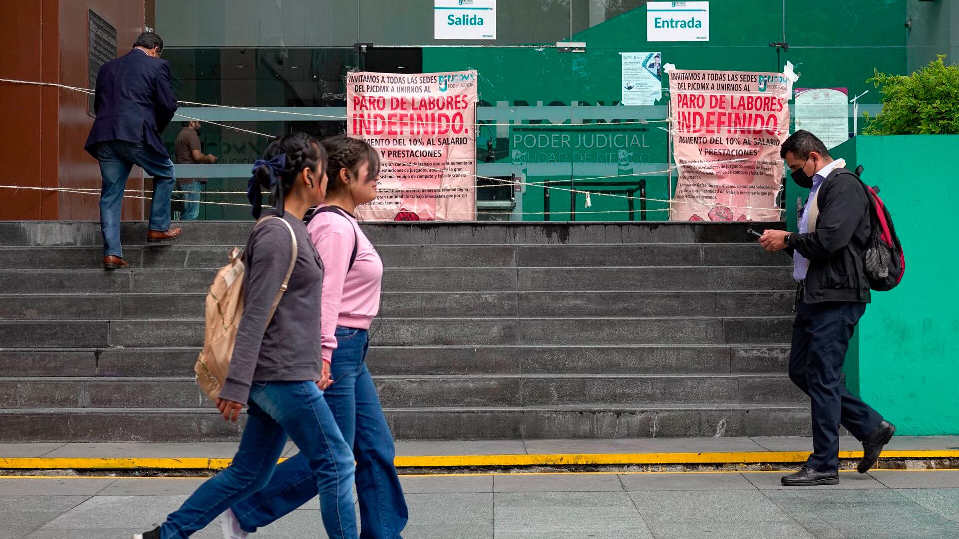 Trabajadores del Poder Judicial de la Ciudad de México mantienen un paro de labores indefinido. Fotografía del pasado viernes 20 de junio en las instalaciones de la dependencia. (Cuartoscuro)