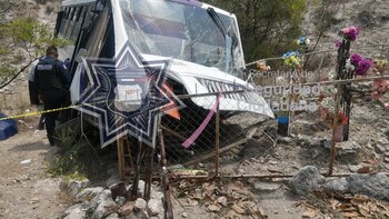Volcó camión que transportaba peregrinos en Puebla: una persona murió y 15 resultaron lesionadas