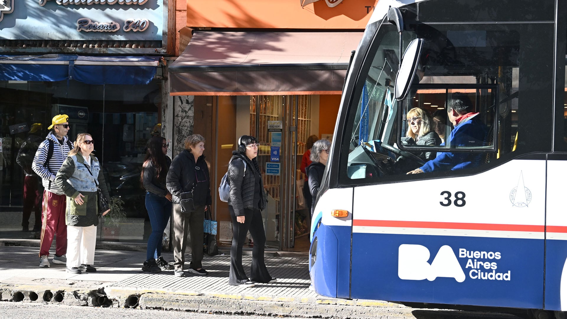 El gremio UTA dispuso una retención de tareas en empresas que no completaron el pago de salarios a sus trabajadores.
