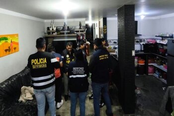 Las autoridades detuvieron en flagrancia a las dueñas de los locales. (Foto: Andina)
