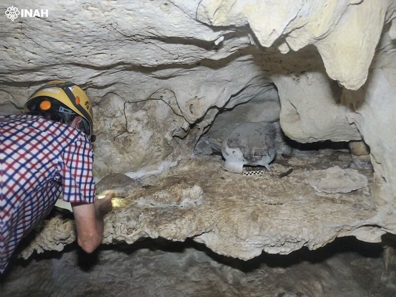Equipo especializado llevará a cabo la restauración de la olla para detallar su contexto histórico y tipología cerámica.FOTO: INAH