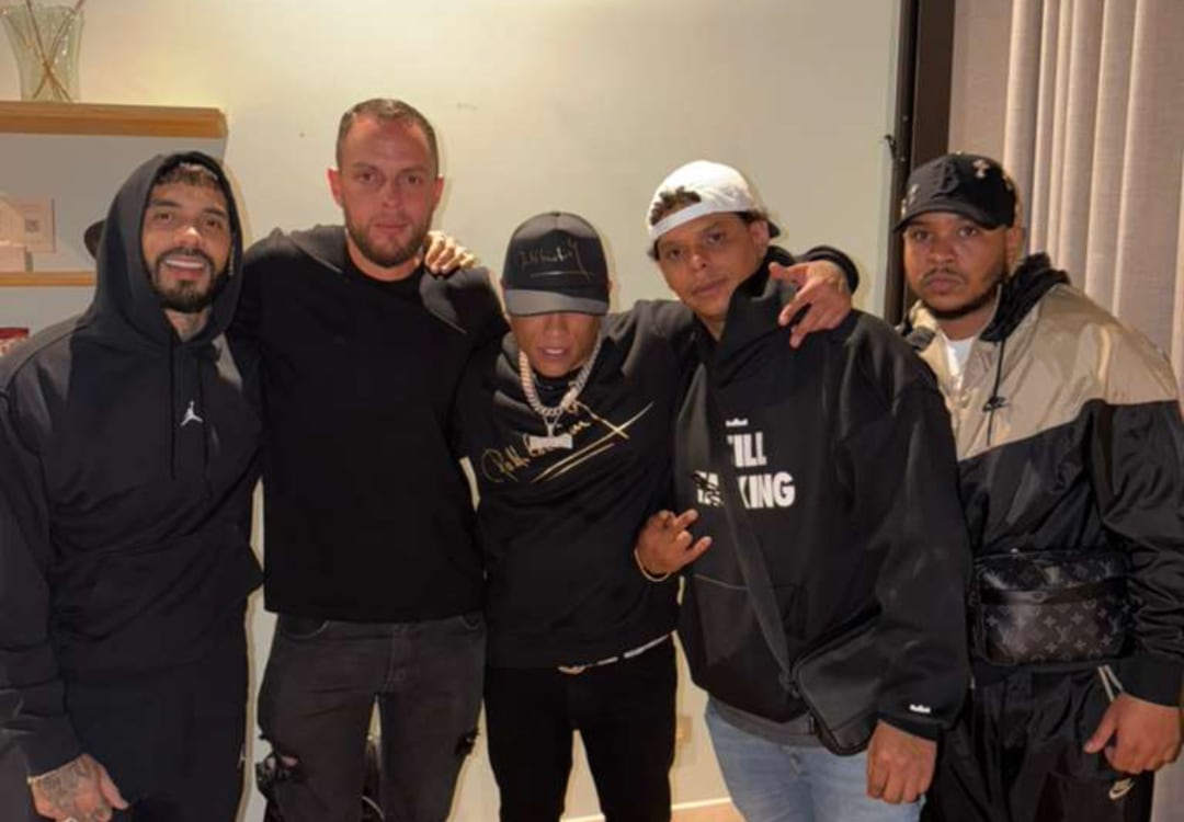 Durante su visita, Anuel AA recibió libros originales de la familia Escobar y objetos de alto valor histórico del cartel de Medellín - crédito Suministrada a Infobae