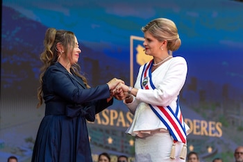 La confección de la banda presidencial representa una continuación simbólica y emocional en la transición de mando en Costa Rica, reforzando el valor de los símbolos patrios hechos a mano. (Cortesía: Embajada de Estados Unidos en San José)