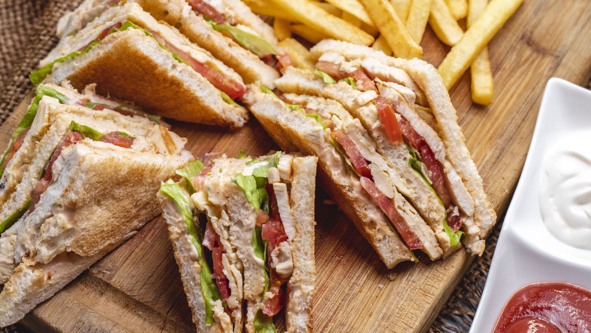 Su nacimiento se atribuye al conde de Sandwich, un aristócrata que prefirió no ensuciarse las manos mientras jugaba. Así surgió un invento que unió el pan con el ingenio de la vida moderna. (Freepik)