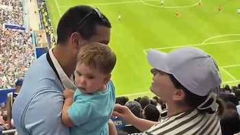 Le propuso matrimonio en medio del partido de Uruguay y se llevó una sorpresa inesperada: la jugada que arruinó el romántico acto