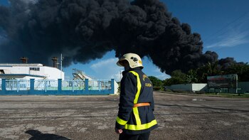 Un bombero en el lugar