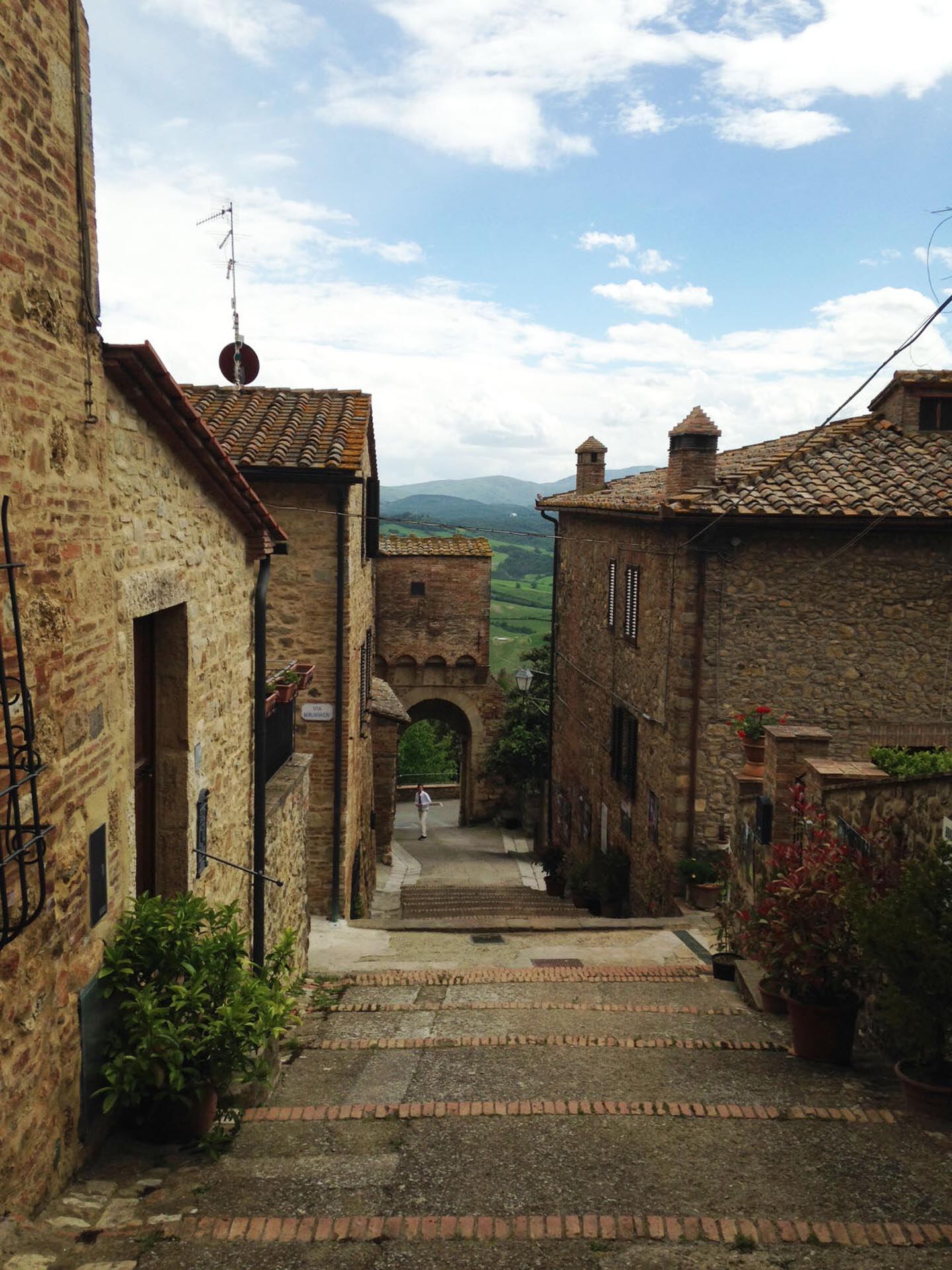 Radicondoli se ubica a solo una hora de Florencia y 50 minutos de Siena, en un entorno de paisajes bucólicos y arquitectura medieval (Fuente: Wikimedia)