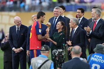 Sheinbaum entregó el Balón de Oro a Rodri en la ceremonia de premiación del Mundial 2026. EFE/ Octavio Guzman