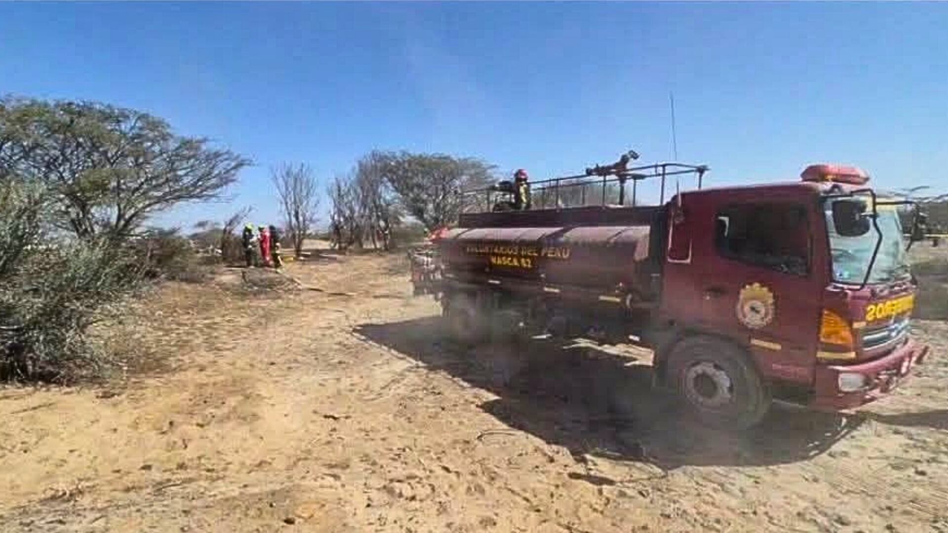 Un camión de bomberos y personal de emergencia intervienen en el predio agrícola de Nasca, Ica, tras el accidente de una avioneta turística. (Foto: Facebook / Ica en vivo)