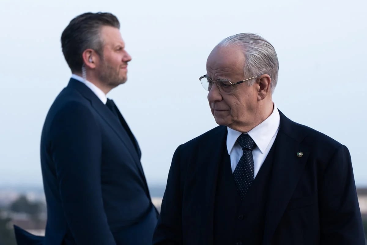 El aclamado actor Toni Servillo, conocido por su trabajo con Paolo Sorrentino, aparece aquí en un fotograma de la película