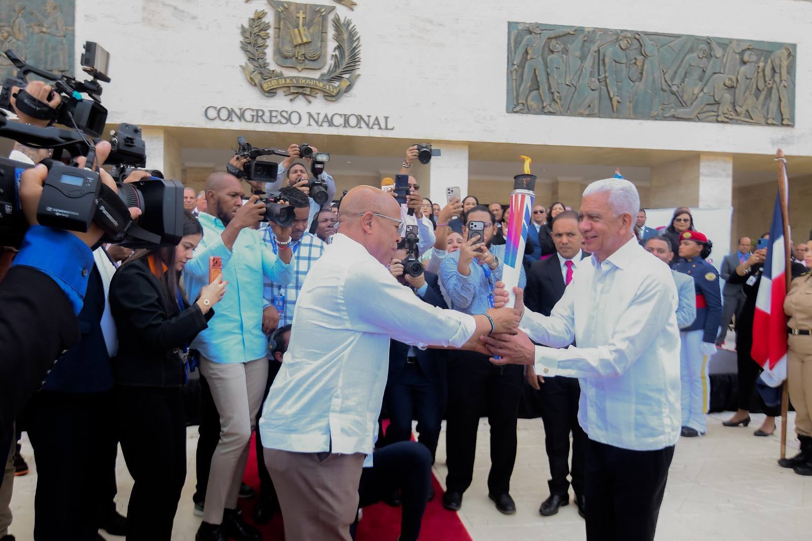 La antorcha oficial de los XXV Juegos Centroamericanos y del Caribe Santo Domingo 2026 llegó a la explanada del Congreso Nacional de República Dominicana. (Cortesía: Senado de la República Dominicana)
