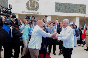 La antorcha oficial de los XXV Juegos Centroamericanos y del Caribe Santo Domingo 2026 llegó a la explanada del Congreso Nacional de República Dominicana. (Cortesía: Senado de la República Dominicana)