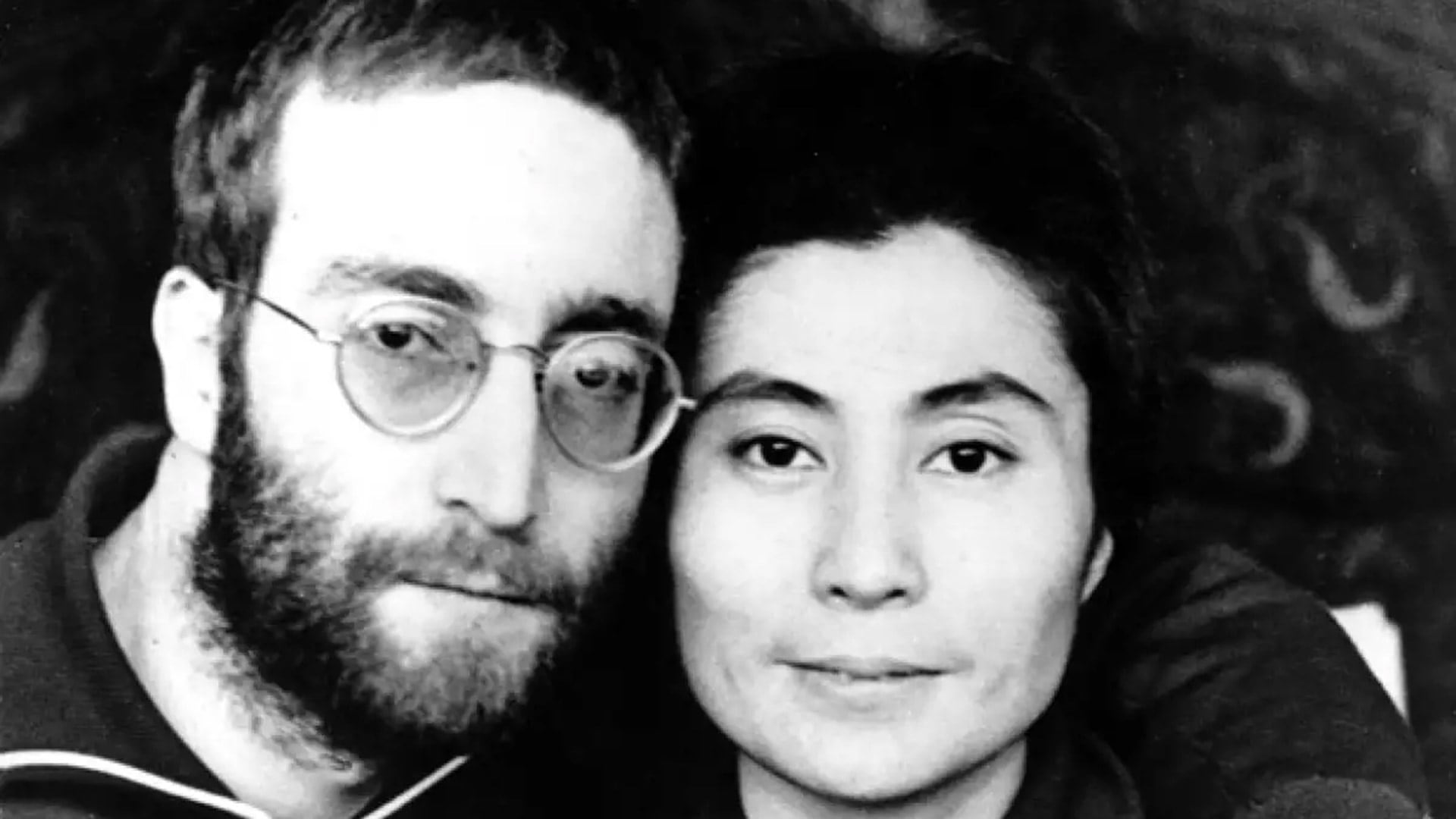 John Lennon y Yoko Ono, en una imagen de archivo. La pareja tuvo un único hijo en común, Sean Ono Lennon, nacido en 1975 (AP)