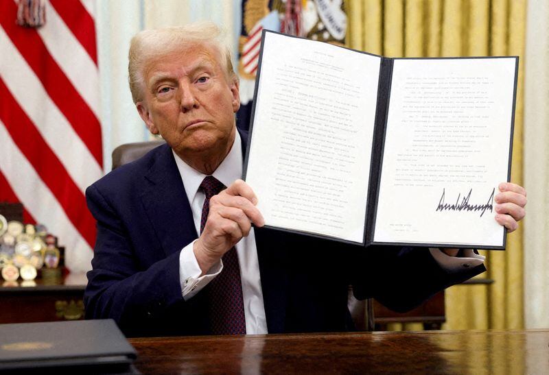 Esta decisión surge como respuesta a las nuevas políticas adoptadas por la administración de Donald Trump, que incluyen la eliminación de la exención “de minimis” para los envíos postales provenientes de Hong Kong y el aumento de los aranceles a partir del 2 de mayo (REUTERS/Kevin Lamarque)