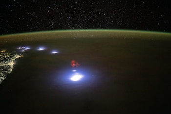 'Duendes rojos' vistos desde el espacio. (NASA/JSC/ESRS/Matthew Dominick/Simeon Schmauß)