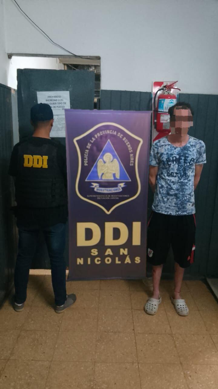 La Policía encontró el arma en el domicilio donde estaban los dos aprehendidos (Foto: DDI de San Nicolás)
