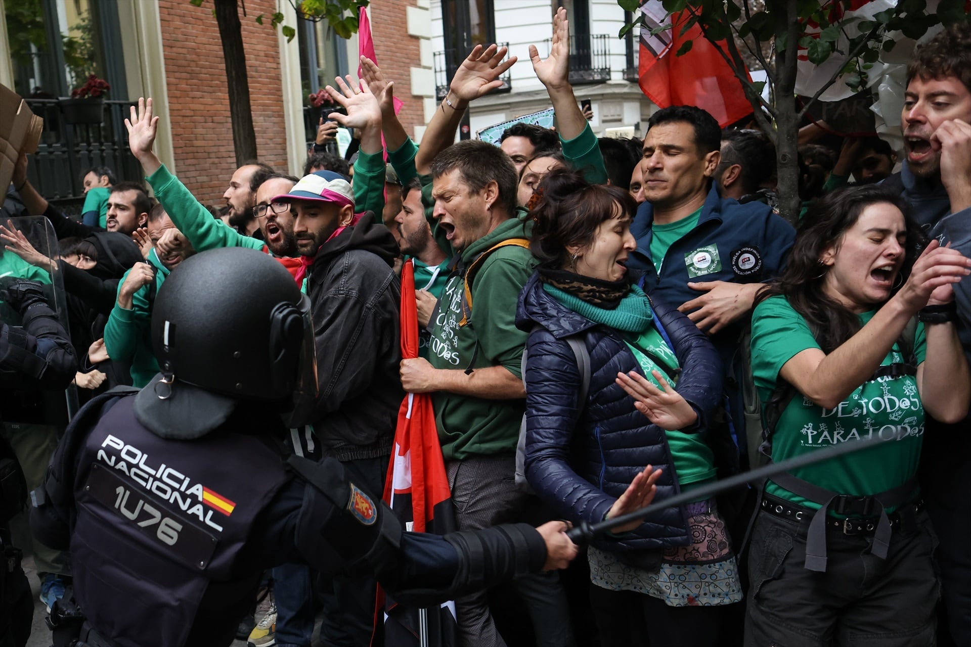 Cargas policiales y pelotas de goma al aire durante la concentración por la Educación en un acto de Ayuso