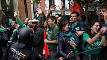 Cargas policiales y pelotas de goma al aire durante la concentración por la Educación en un acto de Ayuso