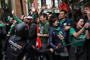 Manifestantes durante una concentración con motivo de la huelga indefinida de educación, ante la Consejería de Educación de la Comunidad de Madrid, este lunes 19 de octubre. (Alejandro Martínez Vélez /Europa Press)