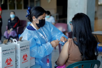 Una trabajadora de salud pone