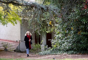 Annie Ernaux saliendo de su