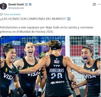 Captura de pantalla de un mensaje en redes sociales junto a una fotografía de jugadoras de la selección de hockey festejando un triunfo