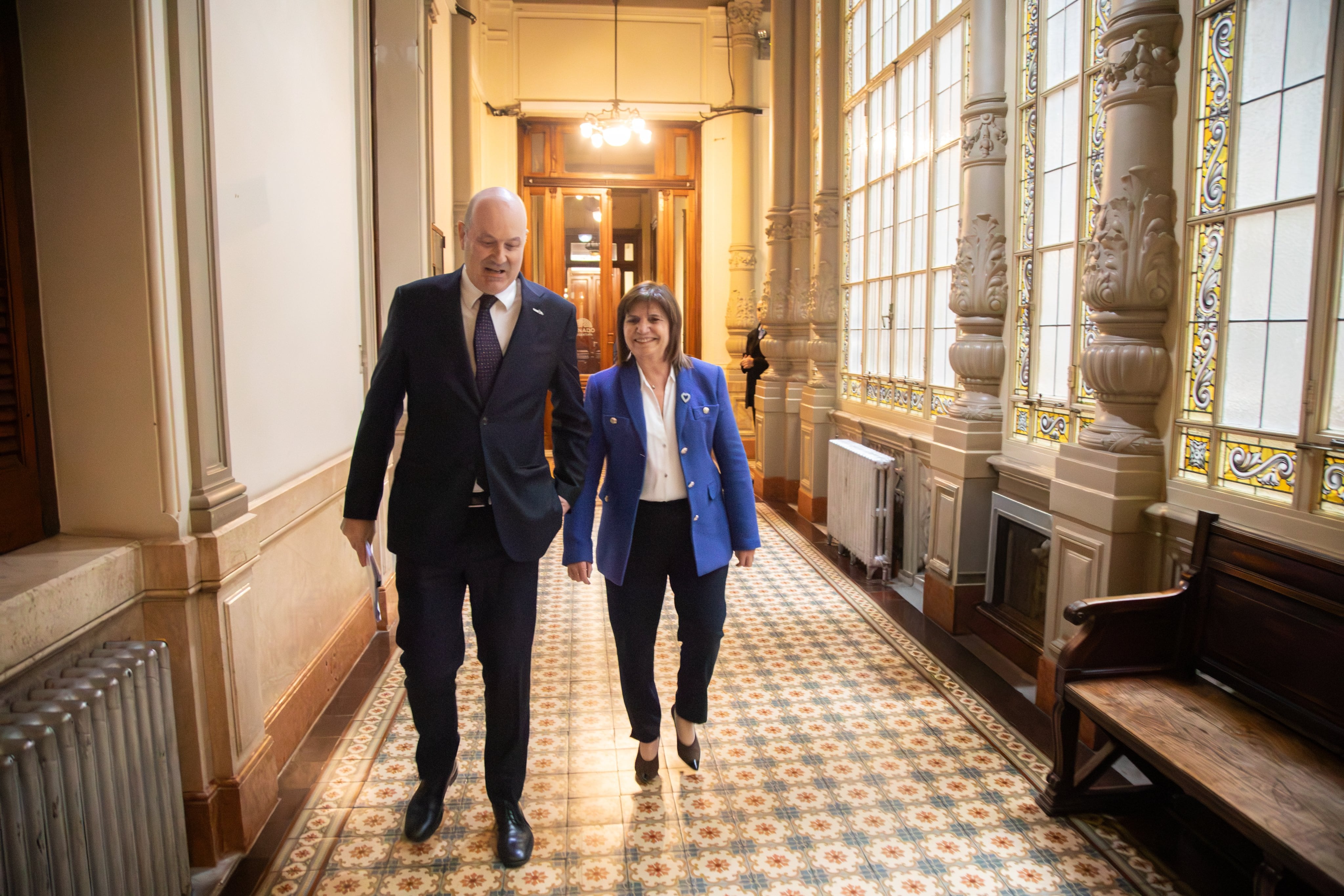 El ministro de Desregulación y Transformación del Estado, Federico Sturzenegger, junto a la senadora Patricia Bullrich por los pasillos del Congreso