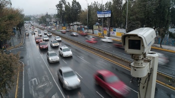 Cámara de fotomulta montada en un poste sobre una calle de la Ciudad de México, apuntando hacia los vehículos en circulación. — (Imagen Ilustrativa Infobae)