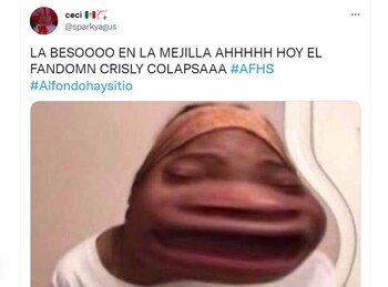 Usuarios reaccionan a beso de