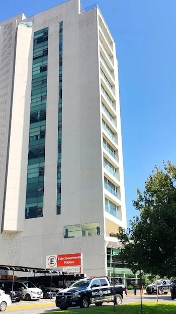 Al menos tres sujetos armados