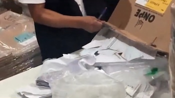 JNE encuentra actas, hojas de asistencia y listas de votantes en almacén de la ONPE en Lurín. (Foto: Captura video/ATV)