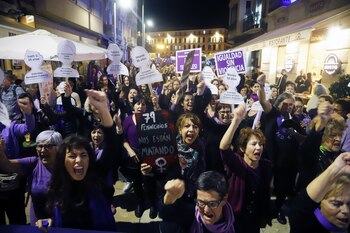 Miles de personas recorren las