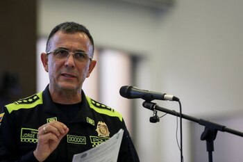 El director de la Policía Nacional de Colombia, general Jorge Luis Vargas, habla sobre las conexiones internaciones del Clan del Golfo y su líder Dairo Antonio Úsuga, alias "Otoniel", en una cnferencia de prensa en Bogotá, Colombia, 3 de noviembre, 2021. REUTERS/Luisa González