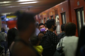 El 80% de los traslados en la capital se hacen por medio de transporte público, entre ellos, el Metro, donde se ha registrado ya el 60% de su ocupación normal. (Foto: Reuters/Edgard Garrido)