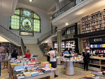 Librería Feltrinelli, en la Ciudad Vieja de Montevideo (Pedro Tristant/Infobae)