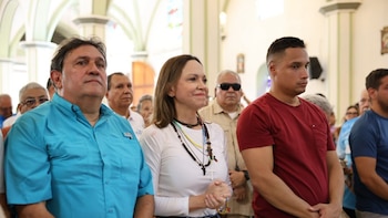 Lo primero que hizo María Corina Machado al volver a Venezuela: agradecer a la Divina Pastora en una iglesia de Lara