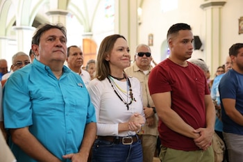 María Corina Machado, en la iglesia de Santa Rosa, en Barquisimeto, estado Lara, adonde fue a agradecer a la Divina Pastora por su regreso a Venezuela tras diez meses fuera del país (Comando ConVzla)