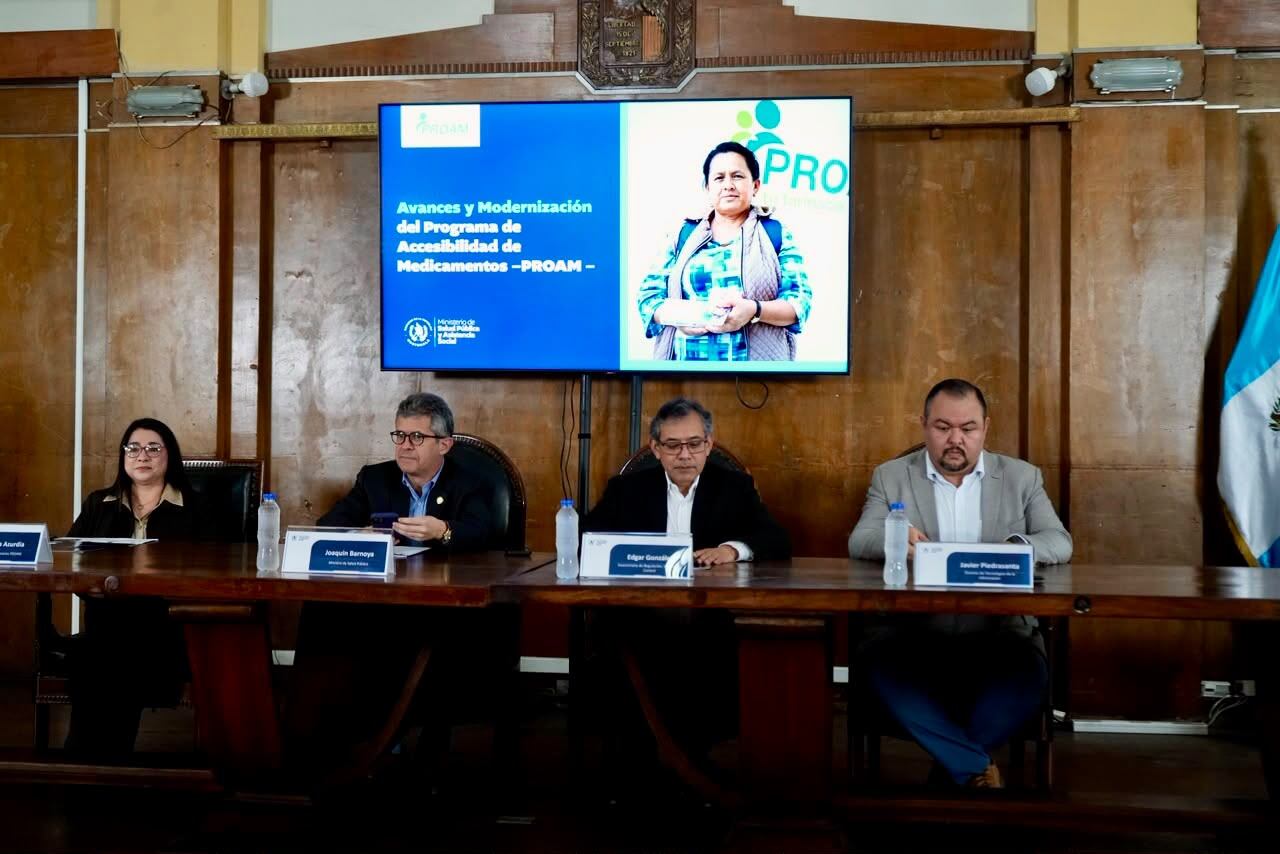 Representantes del Ministerio de Salud Pública de Guatemala presentan un mapa con la proyección de apertura de farmacias por departamento entre los años 2024 y 2026. (Ministerio de Salud Pública y Asistencia Social de Guatemala)